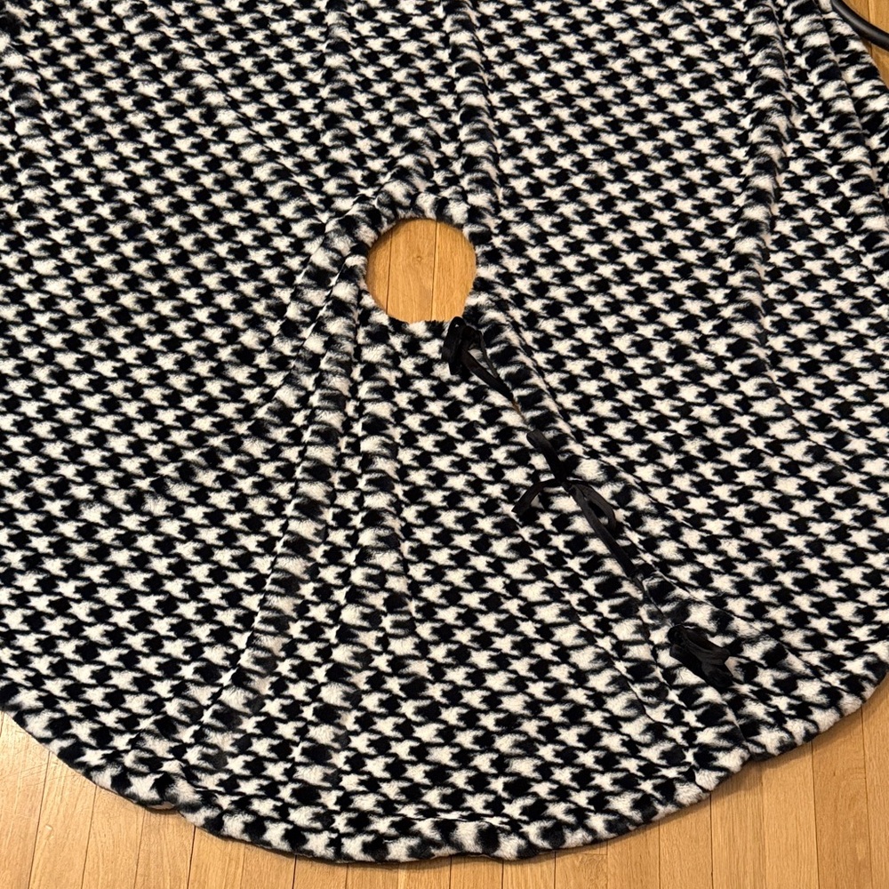 Soft Black and White Houndstooth Christmas Tree Skirt